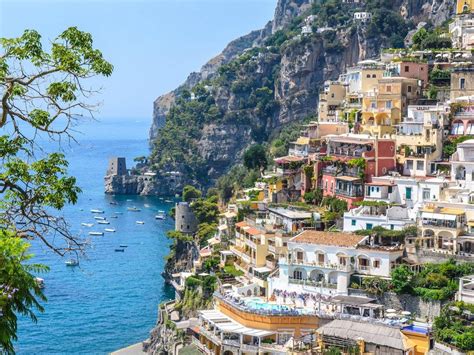 famous le sirenuse hotel   prime location   amalfi coast positano