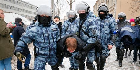 thousands of navalny protesters arrested across russia for a second