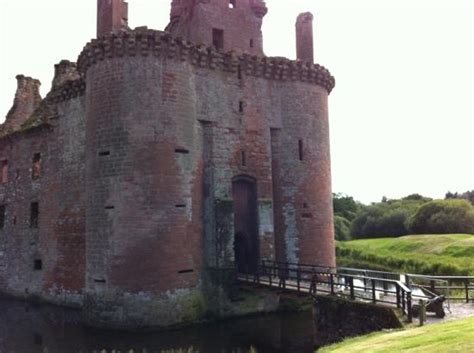 drawbridge  moat picture  caerlaverock castle dumfries tripadvisor