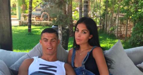 Cristiano Ronaldo S Girlfriend Shows Off Her Bump In New Photo Her Ie