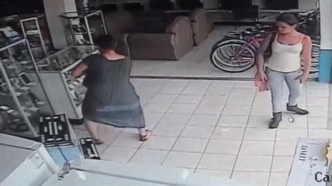 video woman steals tv under her skirt in only 13 seconds
