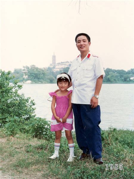father and daughter take same photo for 35 years[6] cn