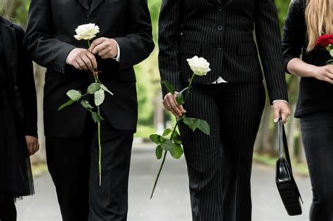 welke kleding draag je naar een begrafenis  crematie agelink uitvaartzorg