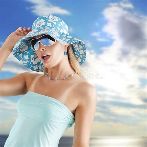 meisje in de zomerbikini het spelen met haar stock foto image of