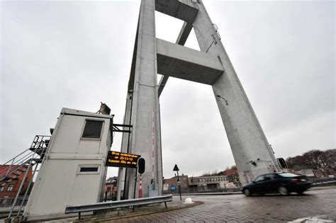 goeiedag geladen schip botst tegen kaaimuur