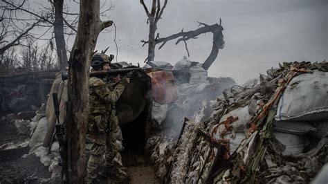 what trench warfare on ukraine s front line looks like the new york times