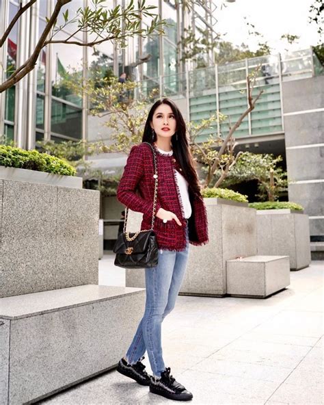 Bermodal Celana Jeans Dan Kaus Sandra Dewi Sukses Bikin Publik Terpana