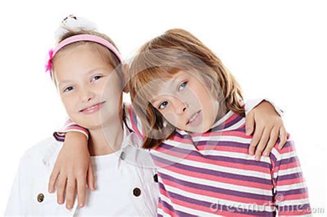 twee jonge meisjesvrienden op witte achtergrond stock foto