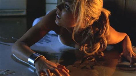 laura vandervoort nue dans smallville