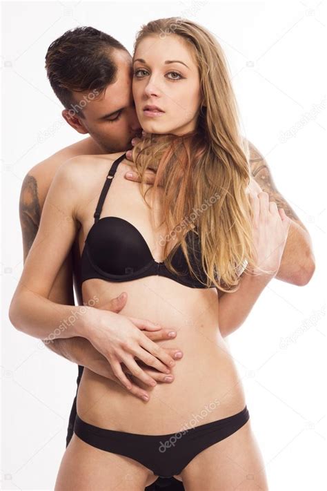 sexy apaixonado jovem casal no branco isolado fundo fotos imagens de