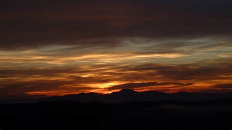 무료 이미지 수평선 산 구름 태양 해돋이 일몰 햇빛 새벽 분위기 황혼 저녁 기분 대기 아침 빛 잔광