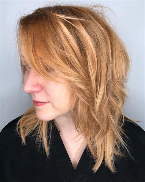 Hairlook mosso con taglio scalato di media lunghezza e ciuffo . Top 50 tagli di capelli di media lunghezza per tutti i tipi di capelli