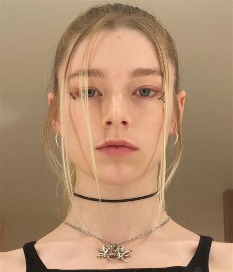 la gran lección del look transgresor de hunter schafer en su 22 aniversario