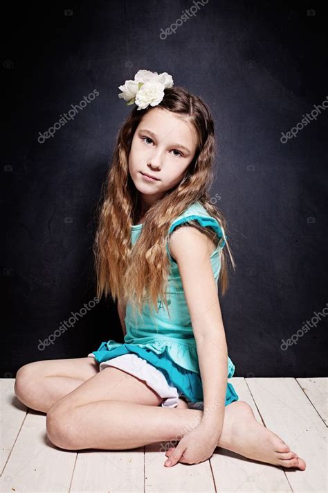süße mädchen porträt des jungen teen auf dunklem hintergrund — stockfoto © artmim 76966499