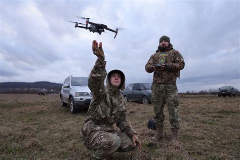 une video montre des grenades de largage de drones ukrainiens sur des russes sans mefiance