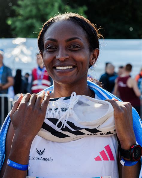 marathon comment adidas celebre le record du monde de la coureuse tigist assefa chaussee de la