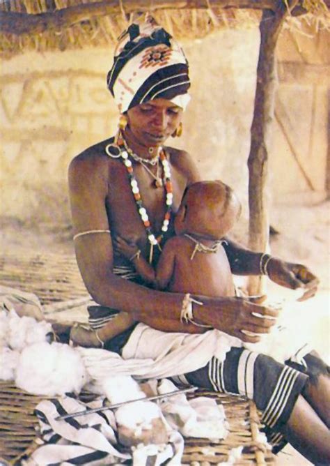 afrique préparation du coton cpsm nue nu seins nus femme donnant le sein à bébé allaitement