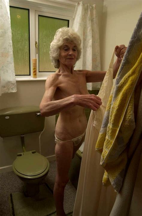 extremely old granny playing with her wrinkly cunt in the tub pichunter