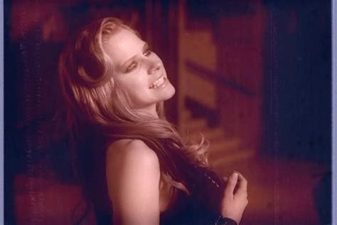 Avril Lavigne Nobody S Home Music Video Screencaps [hq] Music