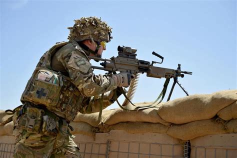 british army drops fn minimi mm mortar   light support weapon  firearm blog