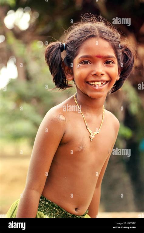 niña rural indio feliz no identificados frente a su casa en la aldea