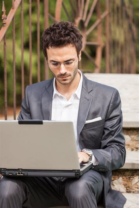 Homem De Negócios Com Computador Imagem De Stock Imagem De Internet