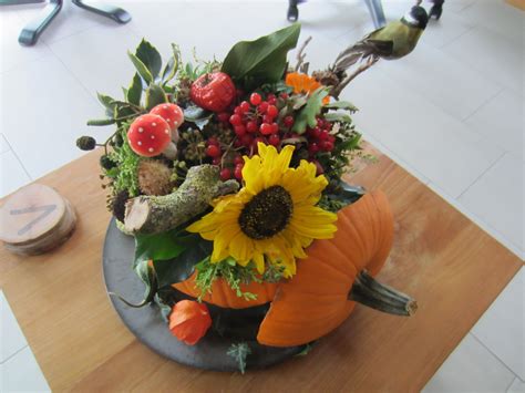 pompoen uithollen en opvullen met bloemen thanksgiving decorations sunflower themed wedding