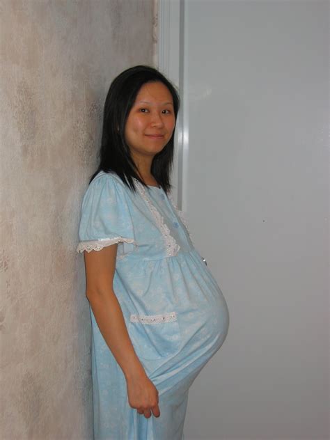 裸の妊娠中のアジアの女の子 イートローカルネズ