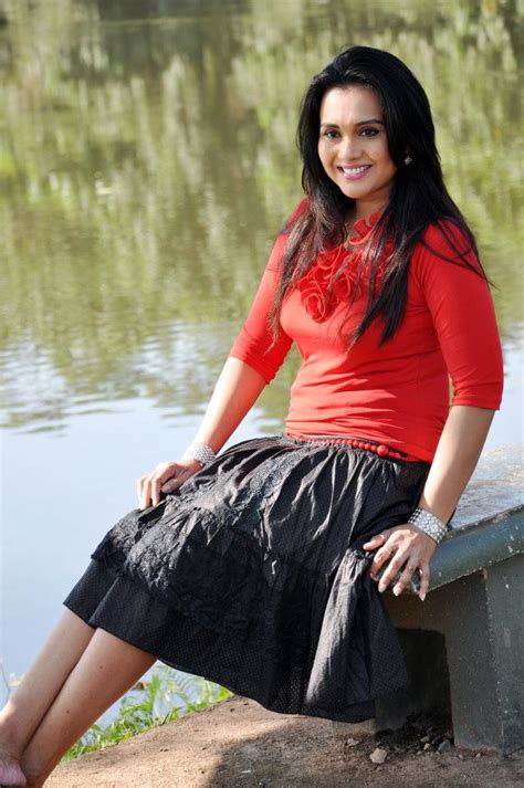 srilankan popular actress and tv presenter gayathri dias