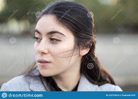 portret van jonge en aantrekkelijke mooie vrouw stock foto