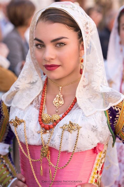 Ragazza In Costume Tradizionale Folk Sardo Abiti Tradizionali