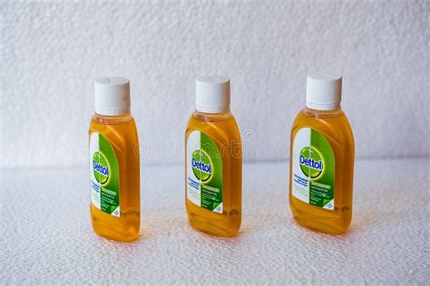 desinfecterend middel voor vloeistofdettol merk met handsanitizer op fles  op alcohol