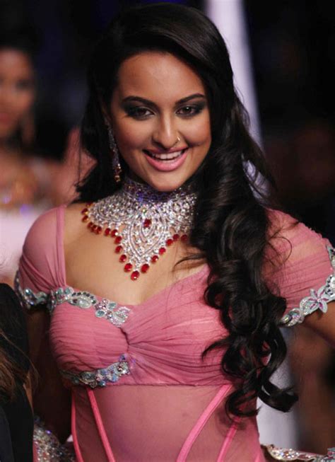 Indian Hot Actress Bikini Sonakshi Sinha Hot Breast Pics