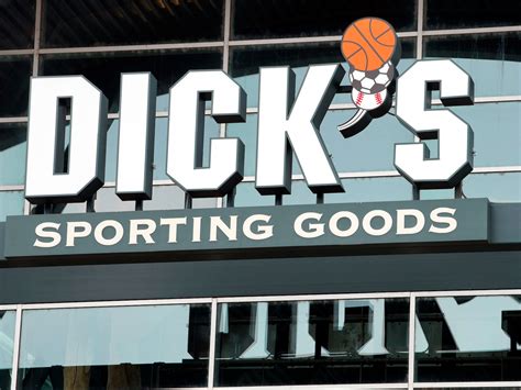 dicks sporting goods earnings  comp sales  shares crash