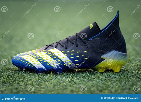 adidas predator freak nieuwe voetbalschoenen   redactionele stock afbeelding image