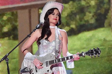 cma awards 2015 kacey musgraves performs â€˜dime store cowgirlâ
