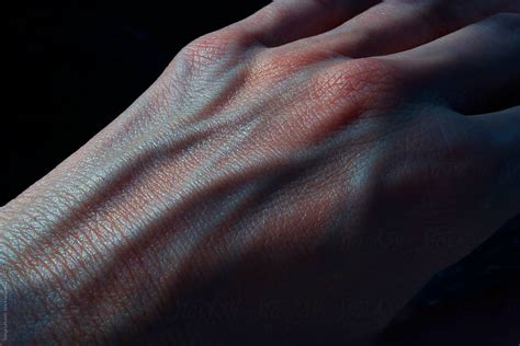 hand  blue blood veins   dark closeup del colaborador de stocksy sonja lekovic
