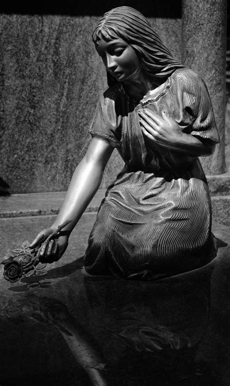 Fotos Gratis En Blanco Y Negro Fotografía Monumento Estatua Rosa