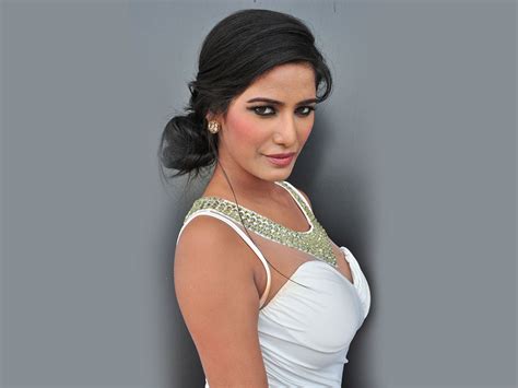 download poonam pandey showing deep cleavage pic wallpaper hd free uploaded by anup sahni