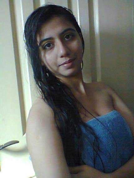 indian girl ko hot selfie ka saukh tha mobile se pics leak ho gai
