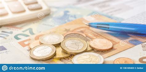 muntstukgeld en euro rekeningen met een calculator stock afbeelding image  financiering