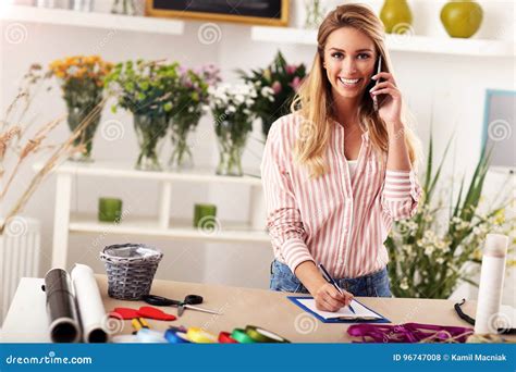 vrouwelijke bloemist die  bloemwinkel werken stock foto image