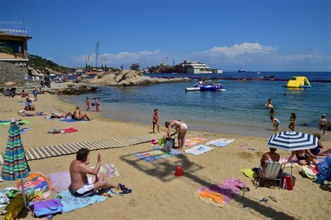 italy  fine tourists  save  sunlounger   beach