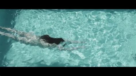 linda delicious diving bare into a swimming pool sniz porn