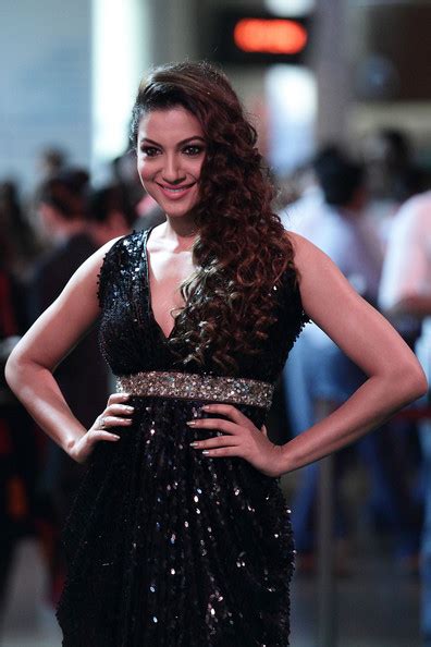 celeberity biography hot and sexy indian model vj and actress gauhar khan wallpapers pictures