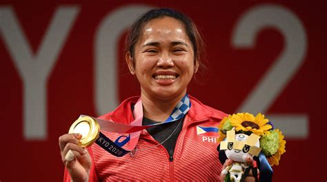 philippines weightlifter wins  countrys  gold medal  tokyo olympics sports illustrated