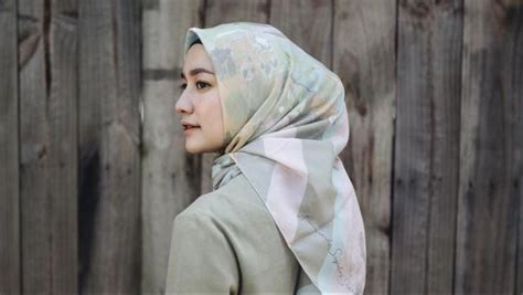 7 Warna Jilbab Yang Cocok Untuk Baju Hijau Muda