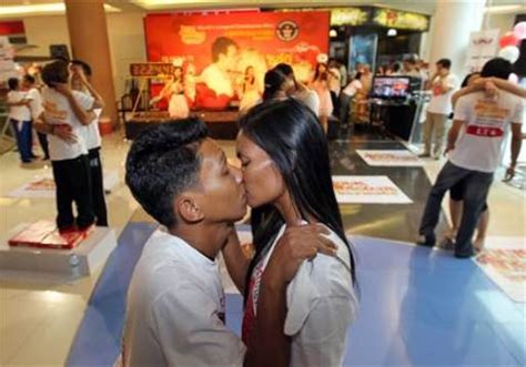 32 hours of kissing in world record attempt popular