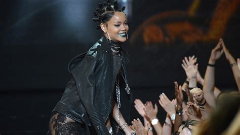 Blue Tongues Bantu Knots And More Special Rihanna Moments From The