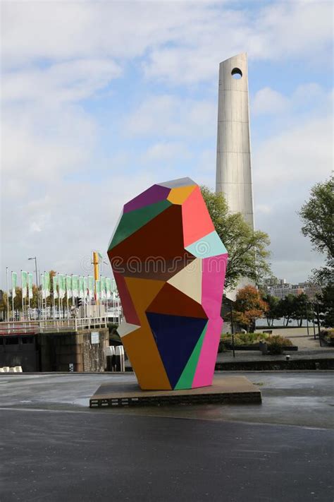 der marathonbeeld eine bunte moderne statue von henk visch  rotterdam nl redaktionelles bild